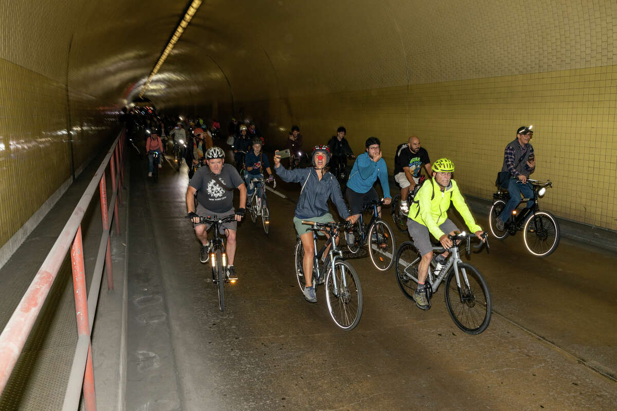 Ciclistas de Critical Mass en el túnel de Broadway el 30 de septiembre de 2022 durante el 30 aniversario del evento ciclista. 