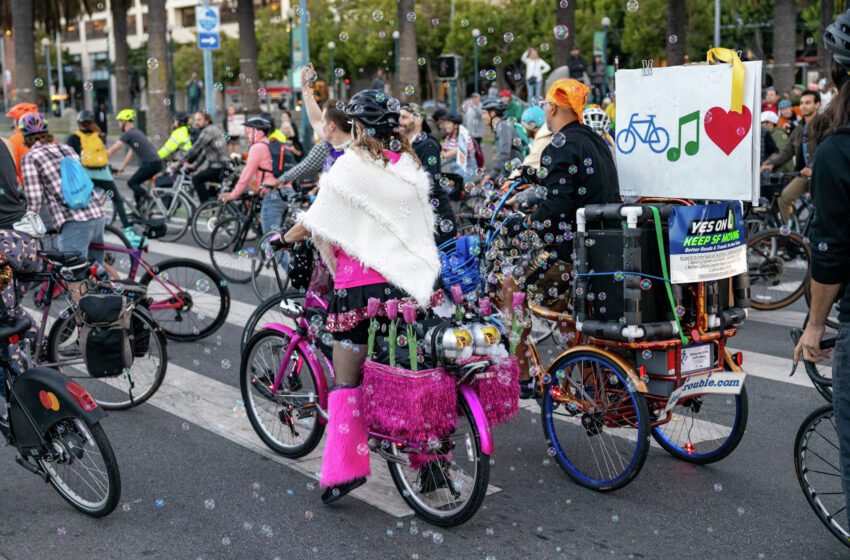  ‘Más como Amsterdam’: Critical Mass celebra 30 años de andar en bicicleta rebelde por las calles de San Francisco