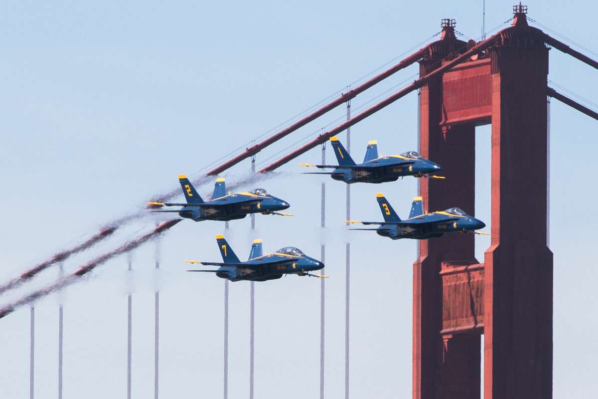 El escuadrón volador de los Blue Angels vuela frente al puente Golden Gate mientras practica para su actuación en la Semana de la Flota de San Francisco en el Área de la Bahía de San Francisco el 10 de octubre de 2019.