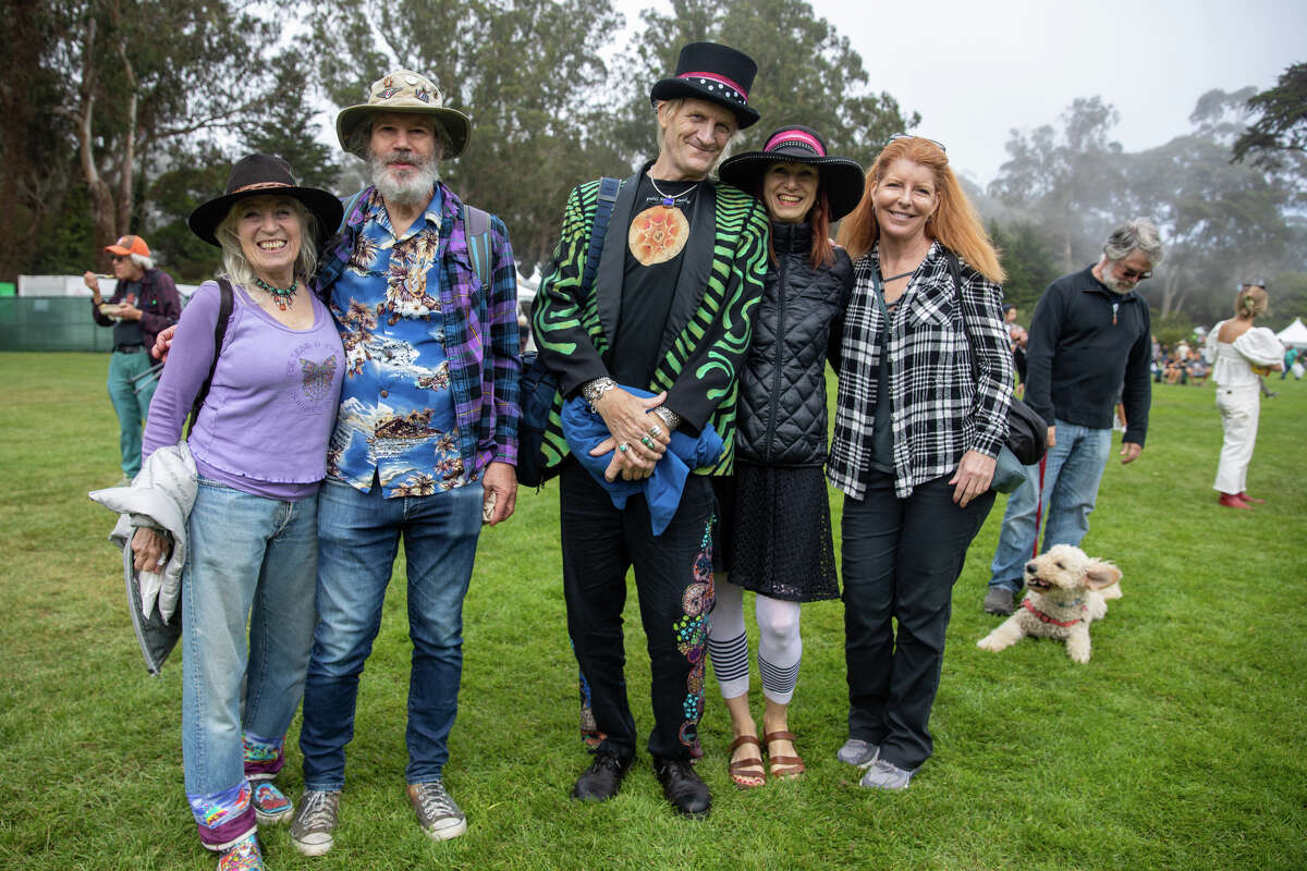 (De izquierda a derecha) Rahoney Stanley, Anthony Albert, David Blood, Heidi Lucas e 'Incognito' en Hardly Strictly Bluegrass en Golden Gate Park en San Francisco el 30 de septiembre de 2022.