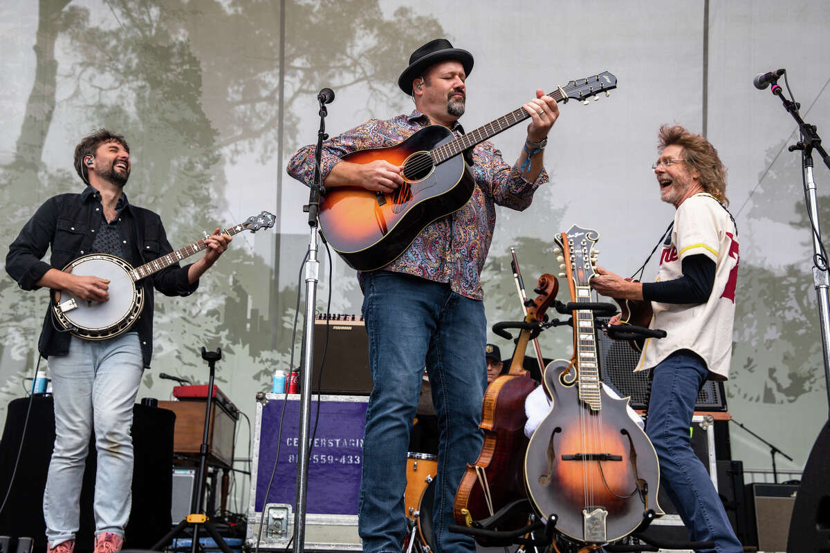 La banda de Sam Bush se presenta en Hardly Strictly Bluegrass en el Golden Gate Park en San Francisco el 30 de septiembre de 2022.