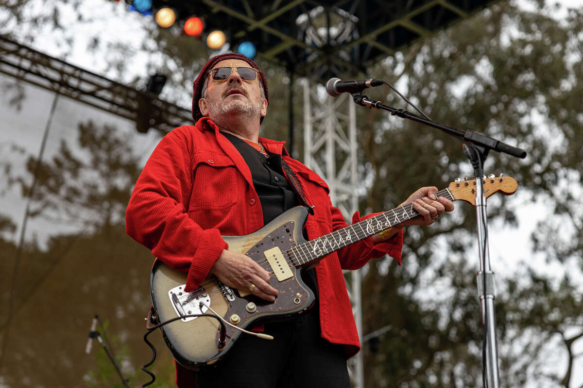 Elvis Costello se presenta en el Towers of Gold Stage en el Hardly Strictly Bluegrass Festival, el sábado 1 de octubre de 2022. 