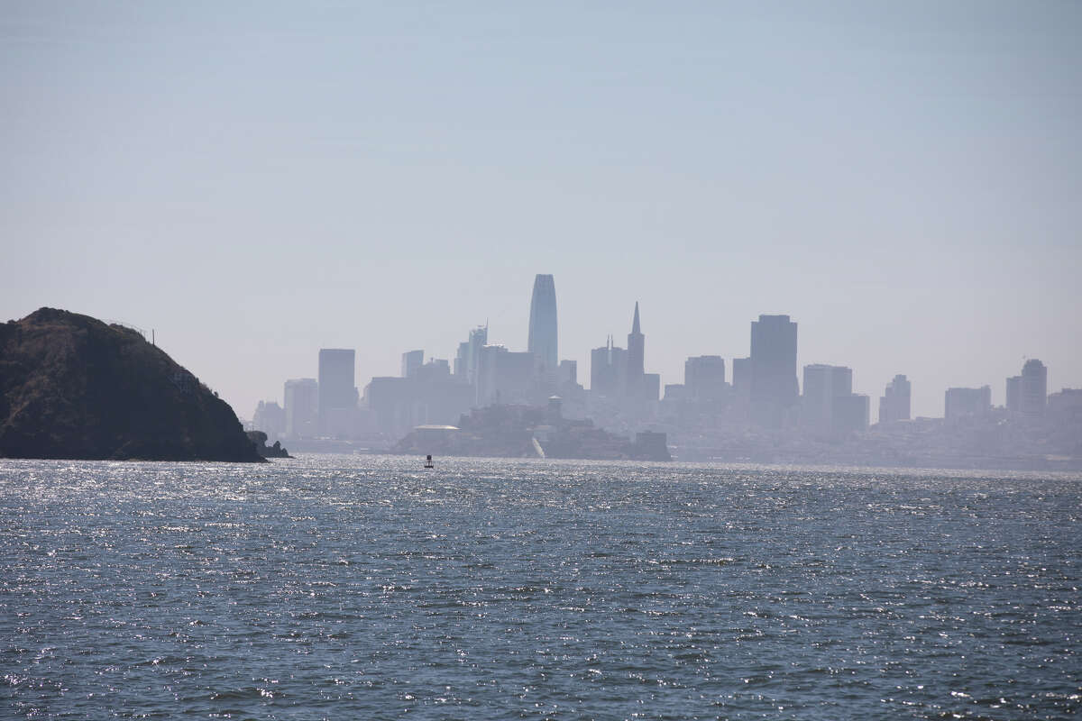 La vista de San Francisco desde Tiburon con Angel Island en primer plano el 1 de septiembre de 2022.