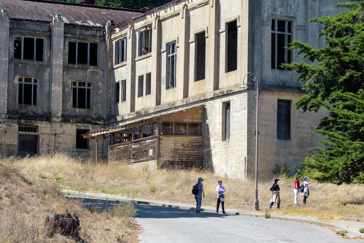 Los visitantes caminan por Fort McDowell, donde se encuentra Quarry Point, en Angel Island el 1 de septiembre de 2022.