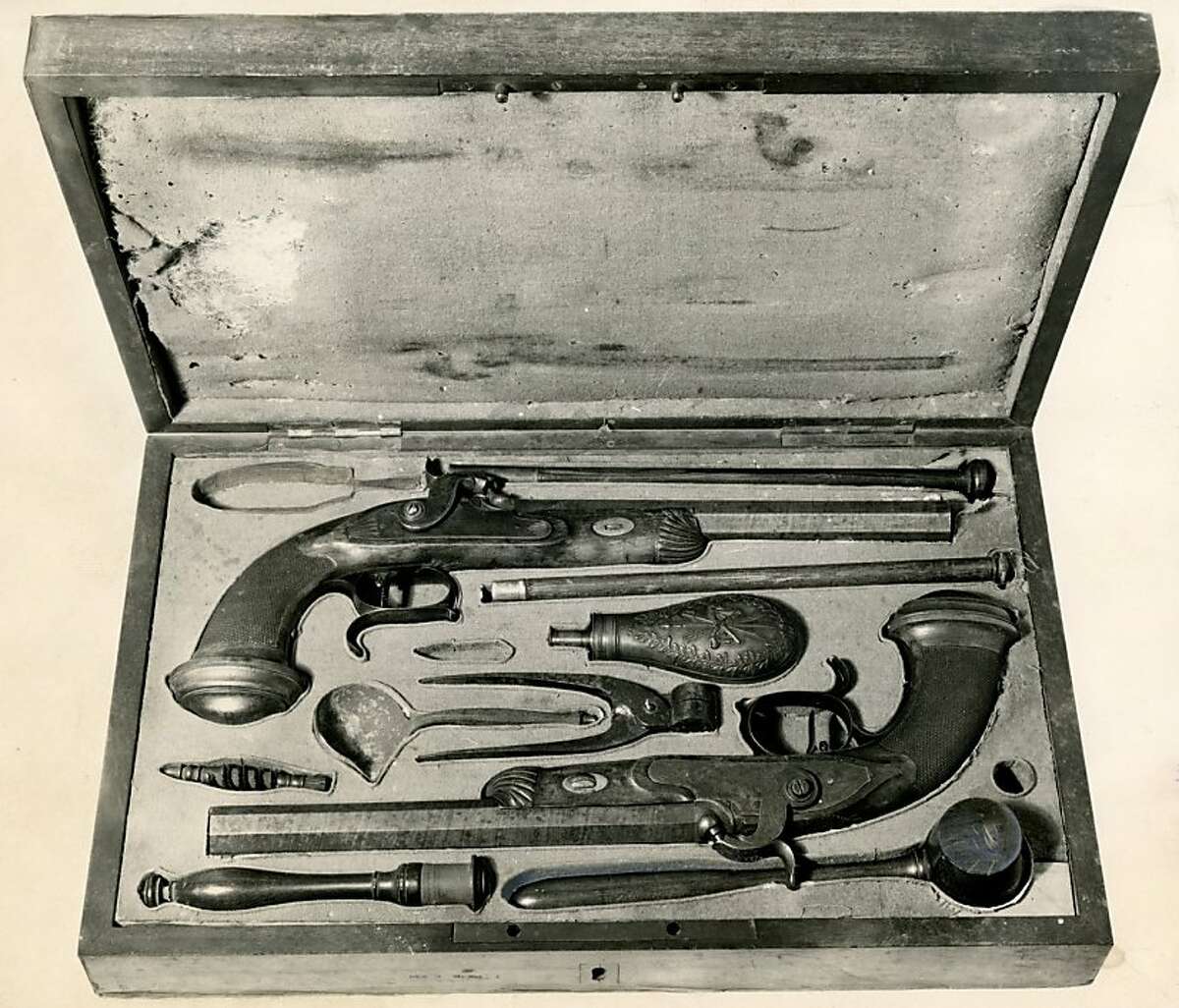 Una imagen sin fecha de dos pistolas que se cree que se usaron en el duelo entre el senador David Broderick y el juez David Terry en San Francisco el 13 de septiembre de 1859.