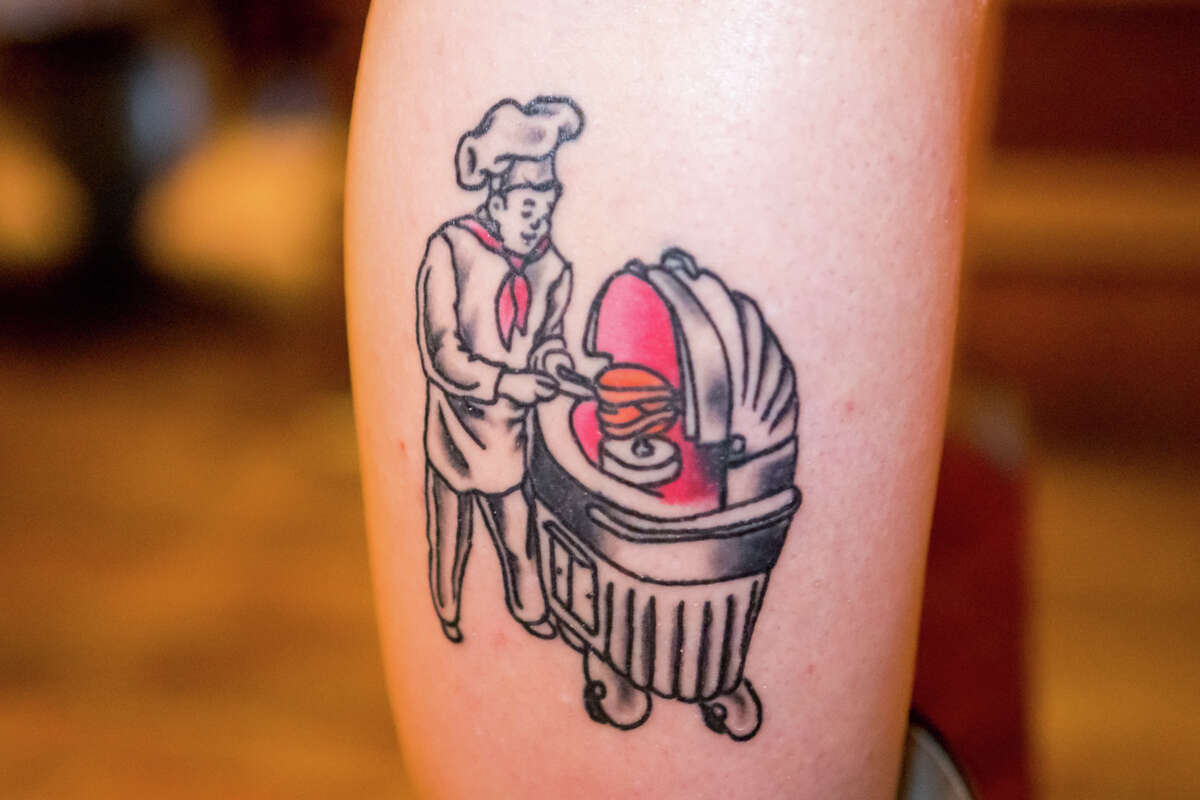 El tatuaje House of Prime Rib de Kelsey Kowalski, fotografiado en el comedor del restaurante, el 30 de septiembre de 2022.
