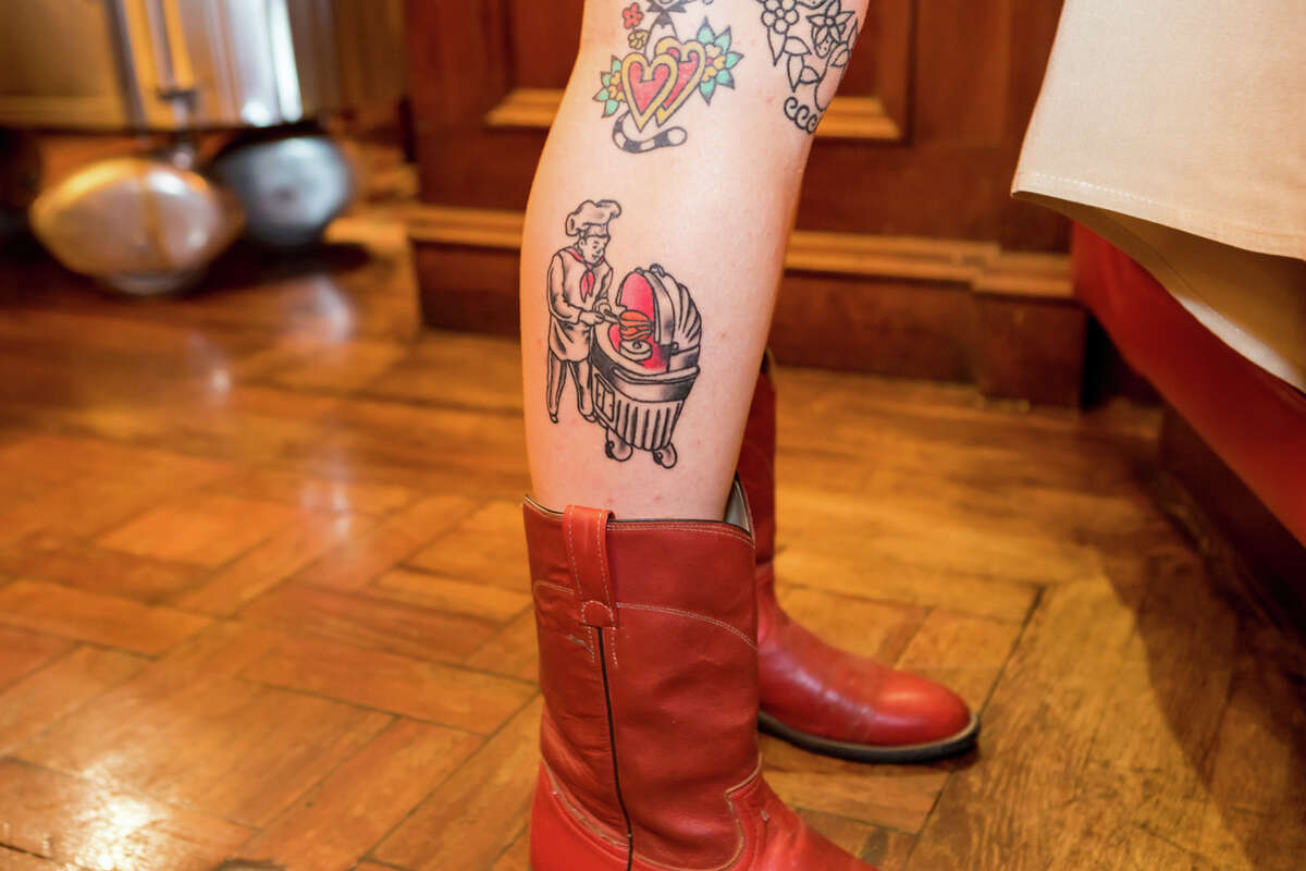 El tatuaje House of Prime Rib de Kelsey Kowalski, fotografiado en el comedor del restaurante, el 30 de septiembre de 2022.