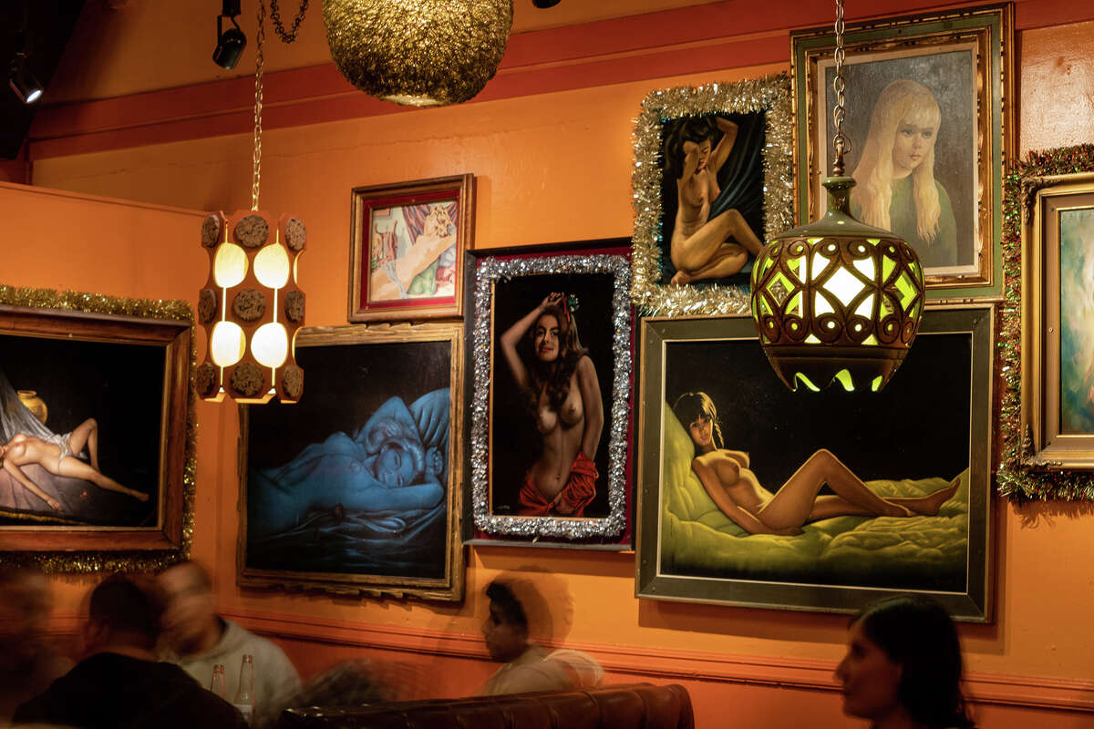 La colección cada vez mayor de retratos de terciopelo desnudo de la década de 1970 es una parte muy conocida del Casanova Lounge en el Distrito de la Misión de San Francisco, como se vio el sábado por la noche, 17 de septiembre de 2022.