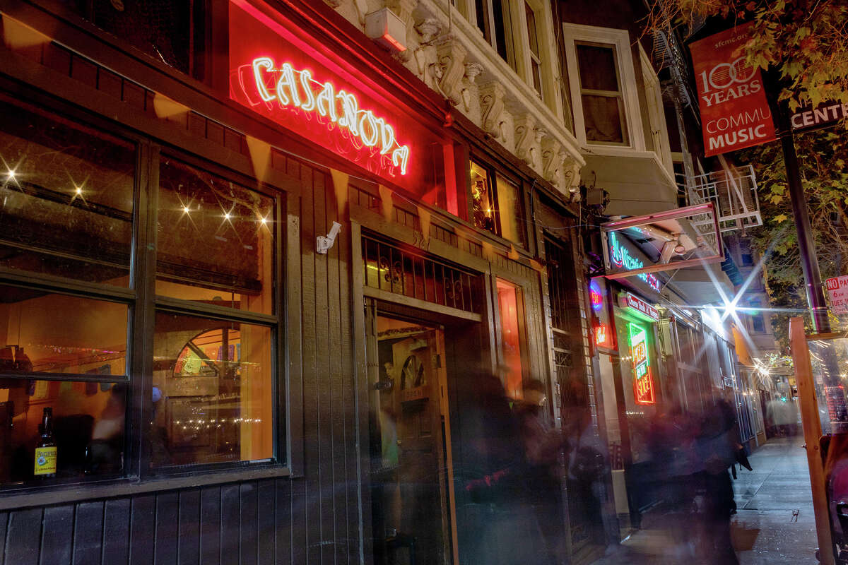 El Casanova Lounge brilla en la esquina de Valencia y 16th Street en el Distrito de la Misión de San Francisco el sábado 17 de septiembre de 2022.