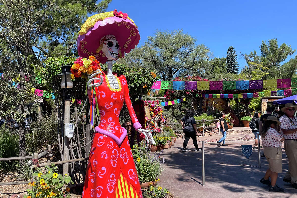 Un esqueleto del Día de los Muertos en el Parque Zócalo de Disneyland.