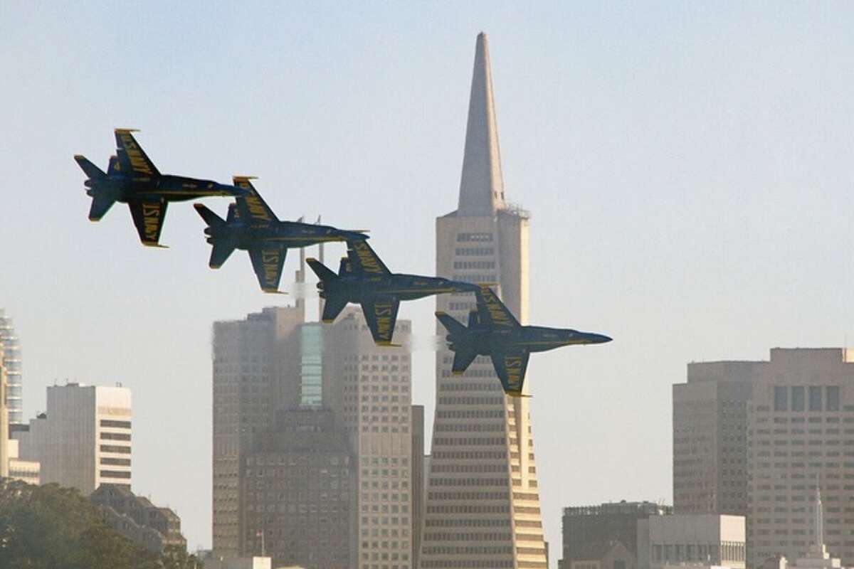 Con la Pirámide Transamerica de fondo, los Ángeles Azules sobrevuelan el Área de la Bahía de San Francisco el 6 de octubre de 2022.