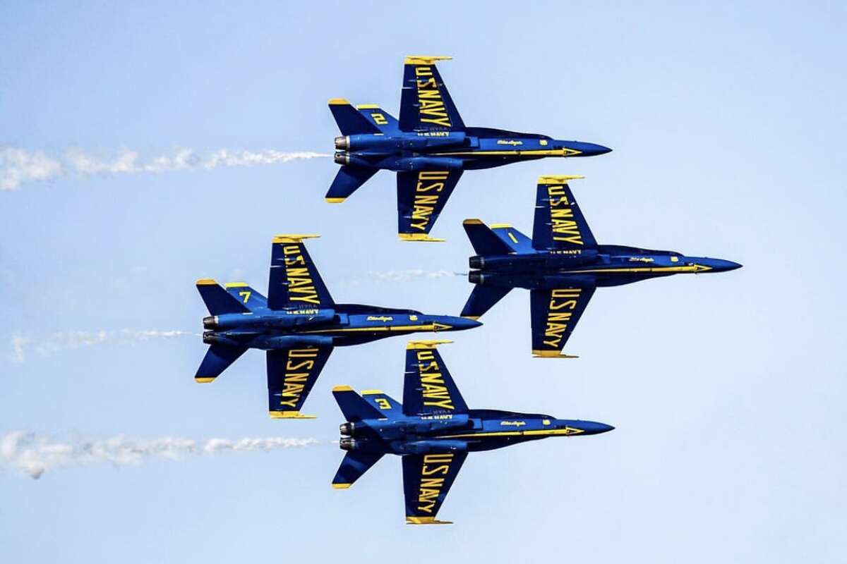 Los aviones Blue Angel vuelan sobre el Área de la Bahía de San Francisco el 6 de octubre de 2022.