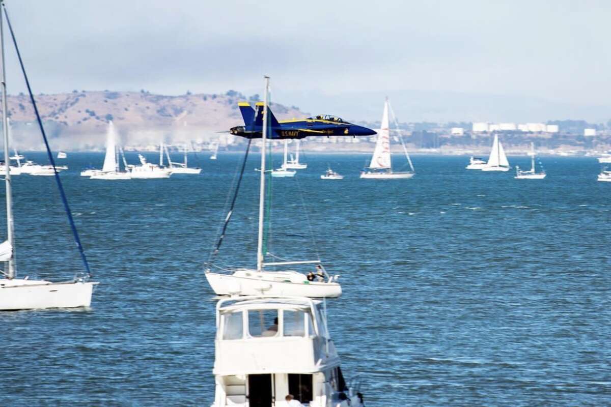 Un avión Blue Angel vuela justo sobre el agua en el Área de la Bahía de San Francisco el 6 de octubre de 2022.