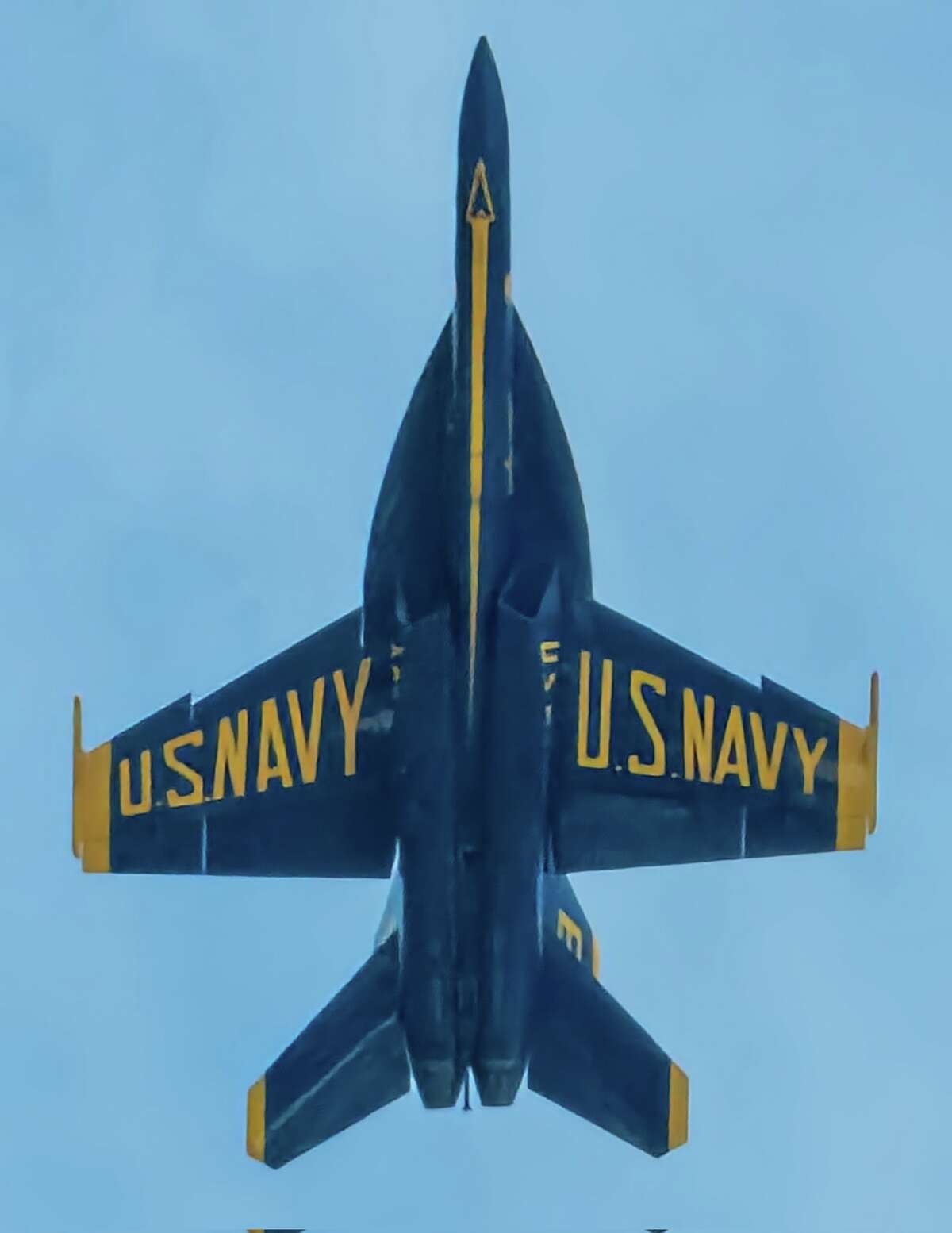 Un avión Blue Angel vuela sobre el Área de la Bahía de San Francisco el 6 de octubre de 2022.