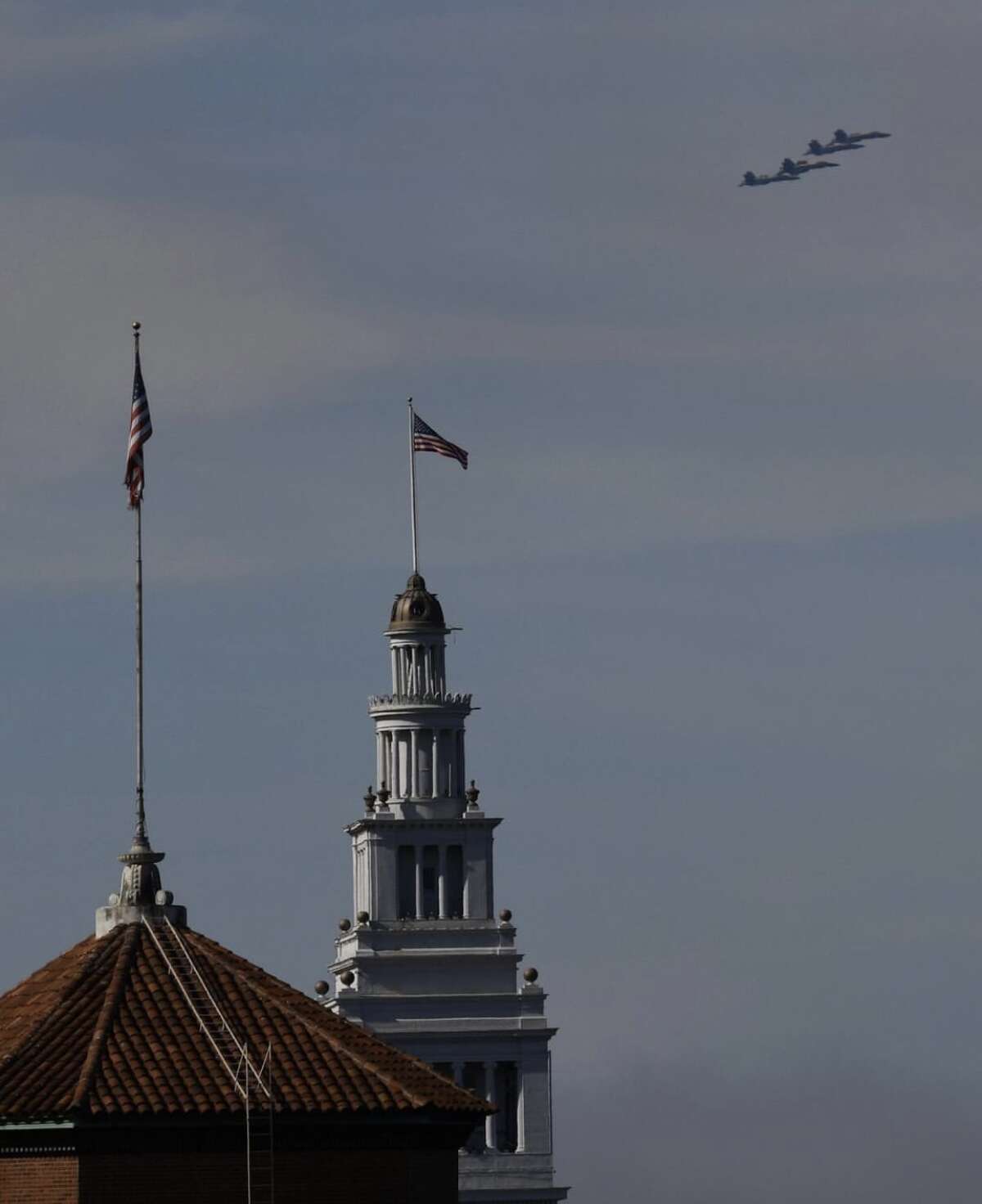 Los jets Blue Angel vuelan sobre Ferry Buildgin en el Área de la Bahía de San Francisco el 6 de octubre de 2022.