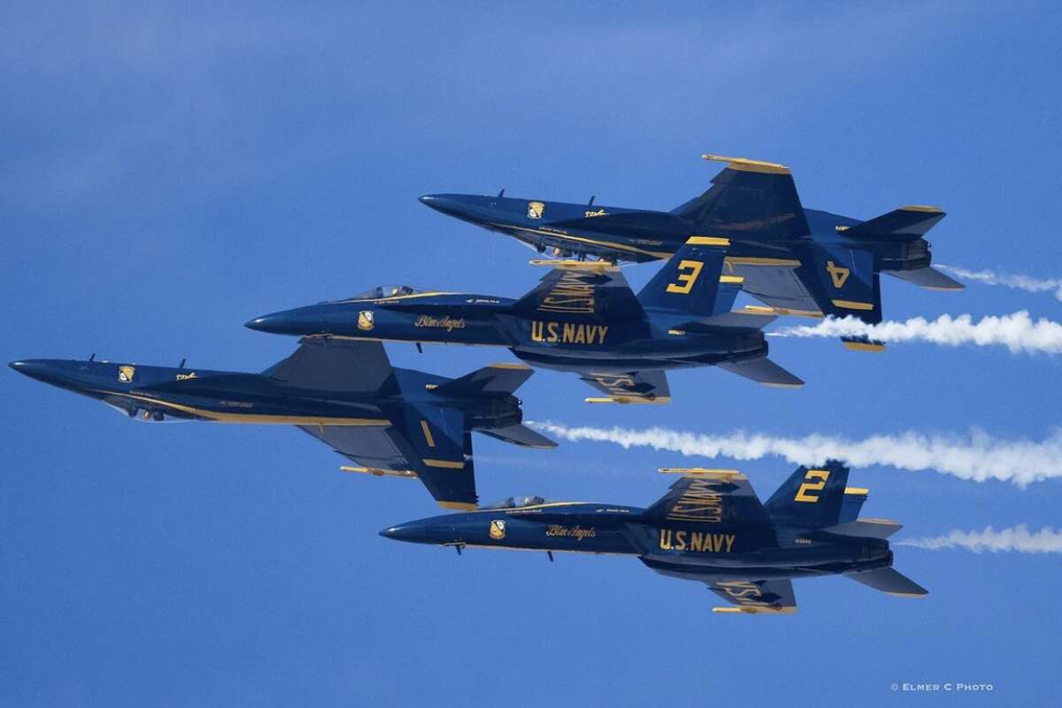 Los aviones Blue Angel vuelan sobre el Área de la Bahía de San Francisco el 6 de octubre de 2022.