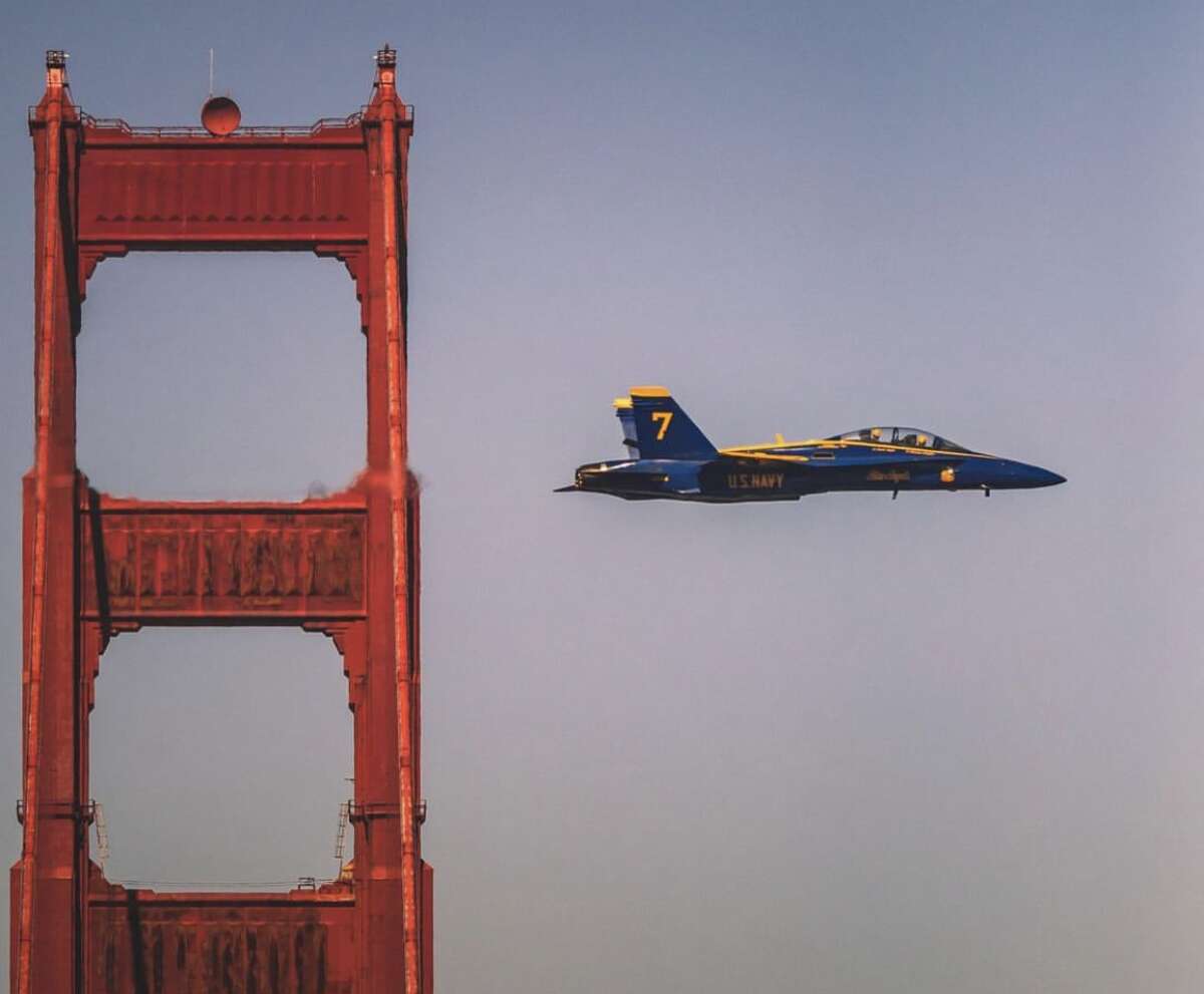 Un avión Blue Angel vuela cerca del puente Golden Gate en el área de la bahía de San Francisco el 6 de octubre de 2022.