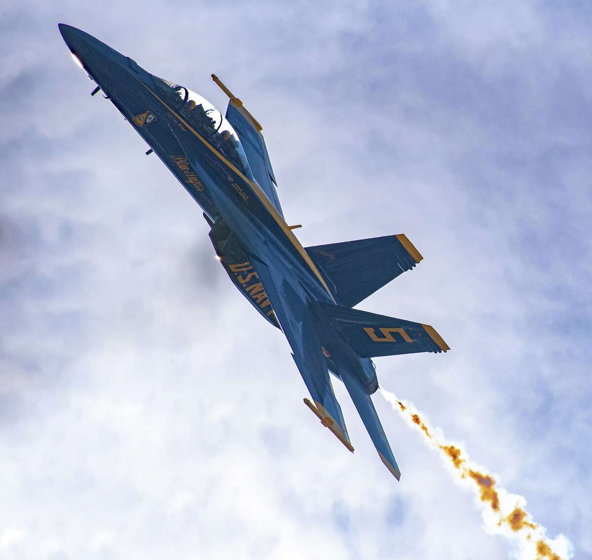 Un avión Blue Angel vuela sobre el Área de la Bahía de San Francisco el 6 de octubre de 2022.