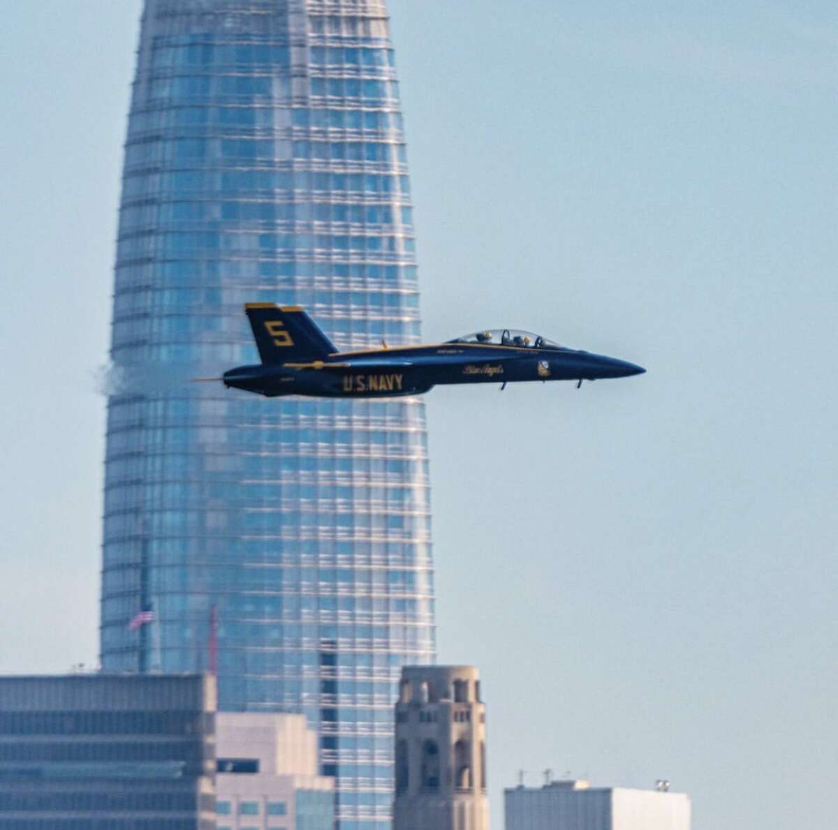 Con Salesforce Tower de fondo, un jet de Blue Angels vuela sobre el Área de la Bahía de San Francisco el 6 de octubre de 2022.