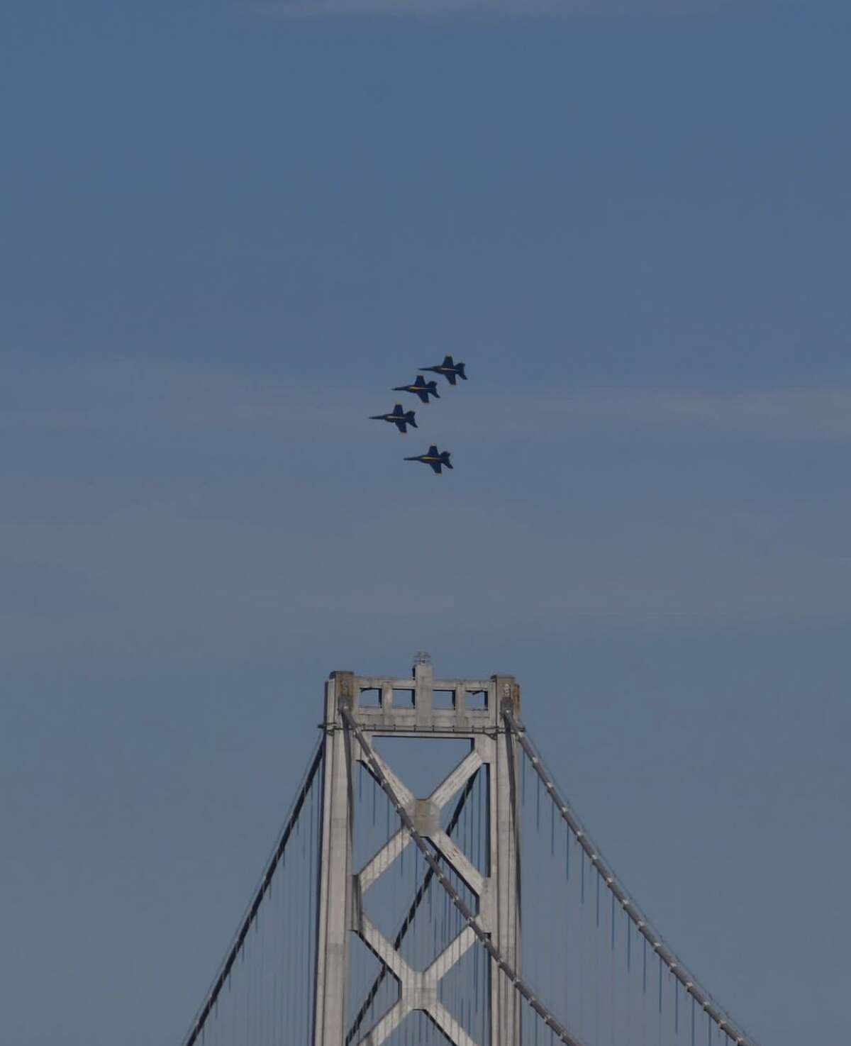 Los jets Blue Angel vuelan sobre el Puente de la Bahía de SF en el Área de la Bahía de San Francisco el 6 de octubre de 2022.