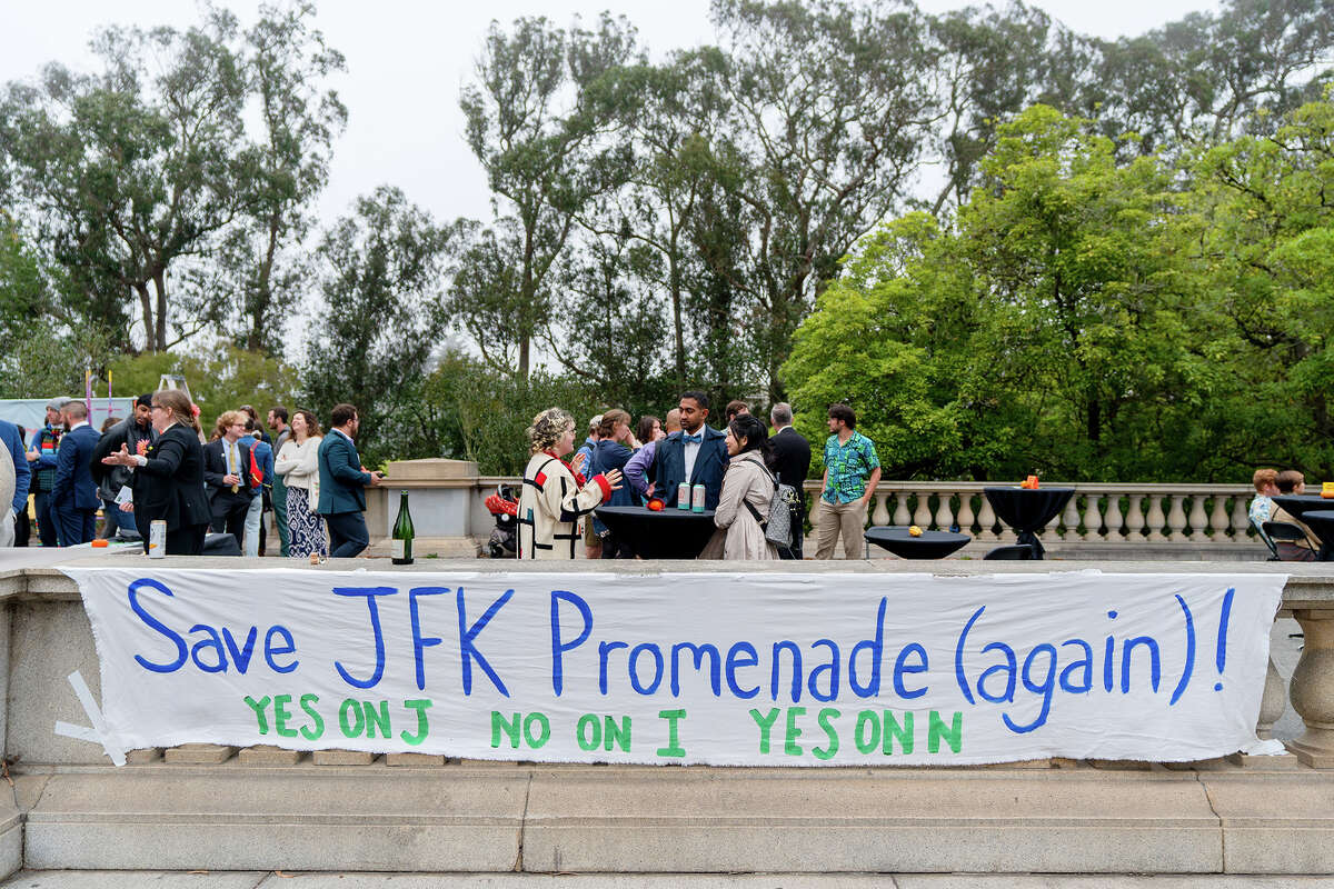 Un "¡Salva el paseo marítimo JFK (otra vez)!" se muestra un letrero con varias medidas de votación con la esperanza de mantener JFK Drive libre de automóviles en el Golden Gate Park en San Francisco, el sábado 8 de octubre de 2022. 