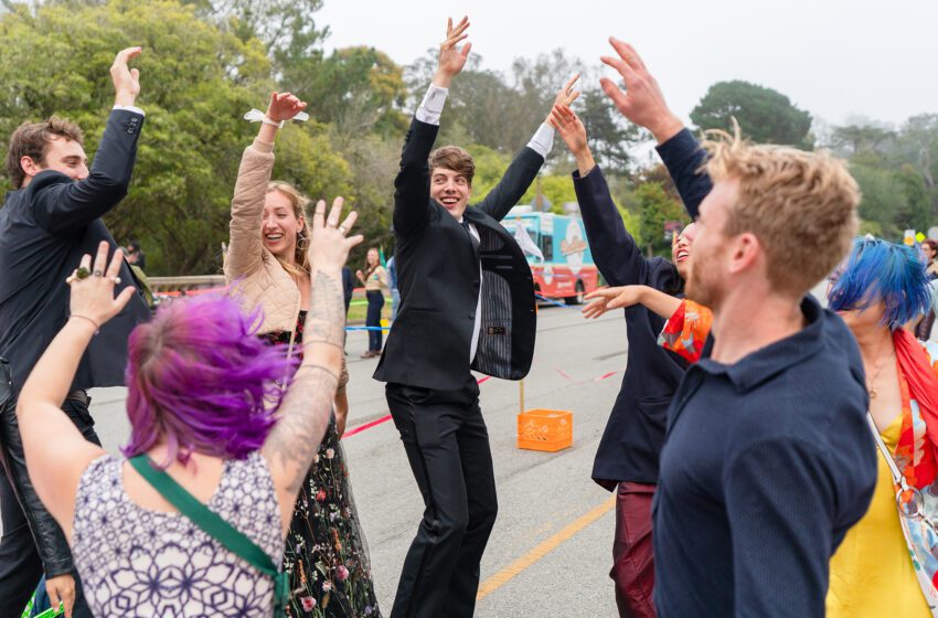  Los residentes de San Francisco organizan un baile de graduación para adultos en un tramo sin automóviles de JFK Drive