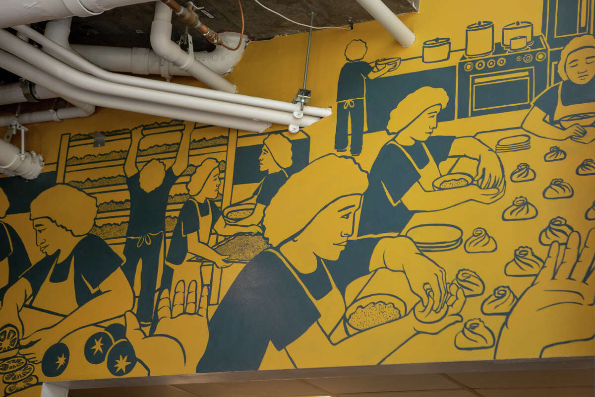 Un mural en la pared muestra a los trabajadores haciendo momos en Bini's Kitchen en San Francisco, California, el 23 de septiembre de 2022.