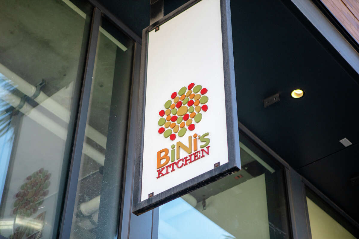 El letrero afuera de la puerta de Bini's Kitchen en San Francisco, California, el 23 de septiembre de 2022.