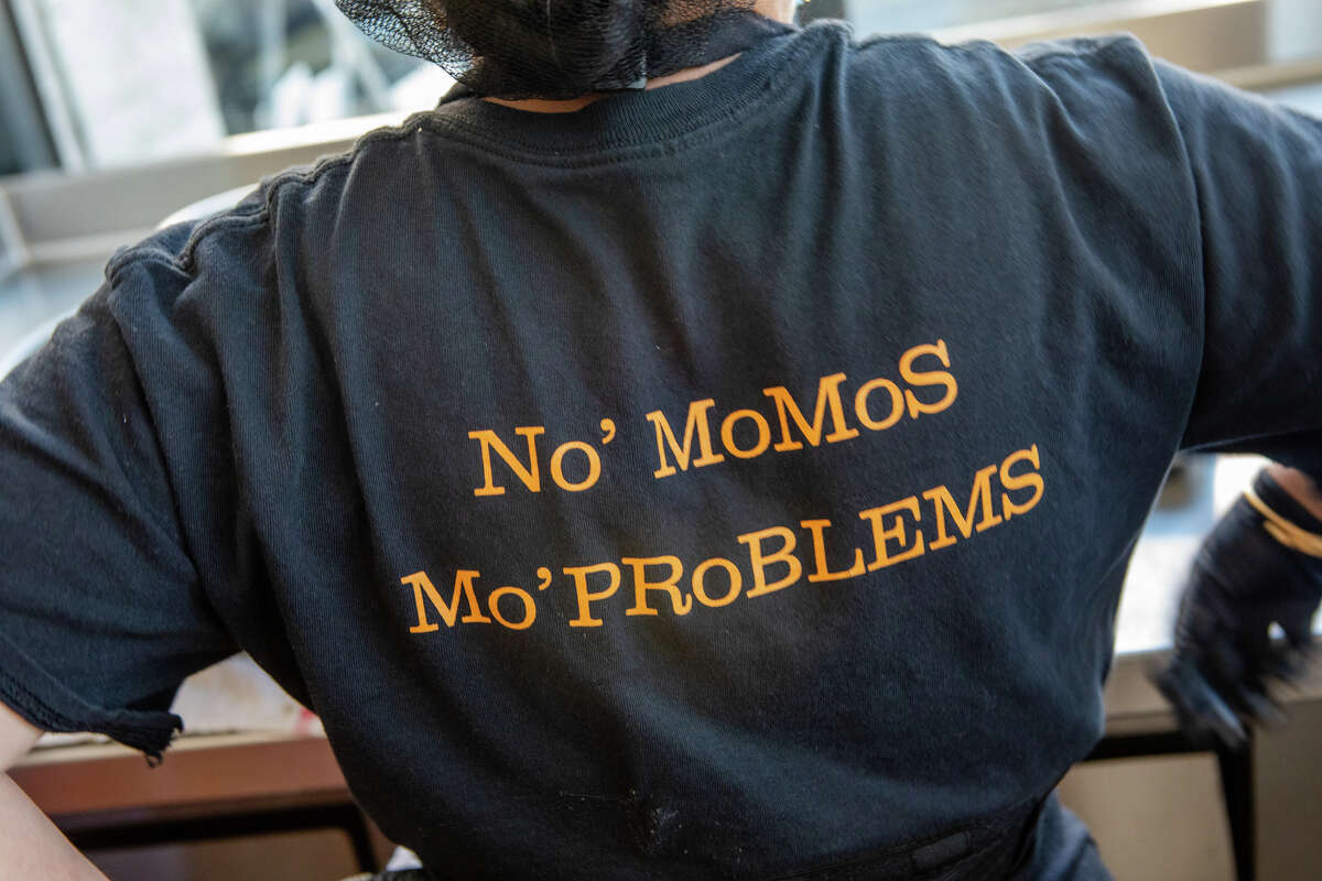 El empleado Ganga Bhanbari usa una camiseta mientras hace momos en Bini's Kitchen en San Francisco, California, el 23 de septiembre de 2022.
