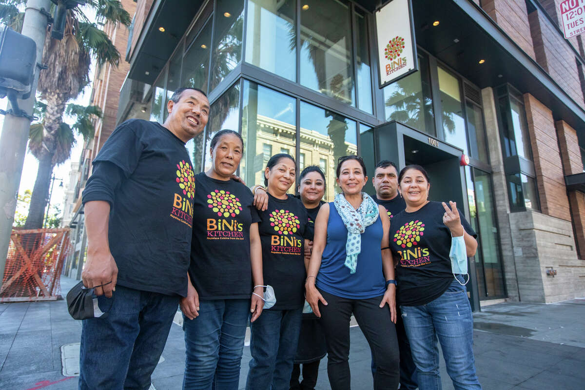 El personal de Bini's Kitchen posa para una foto afuera del restaurante en la esquina de las calles 6th y Howard en San Francisco el 23 de septiembre de 2022.