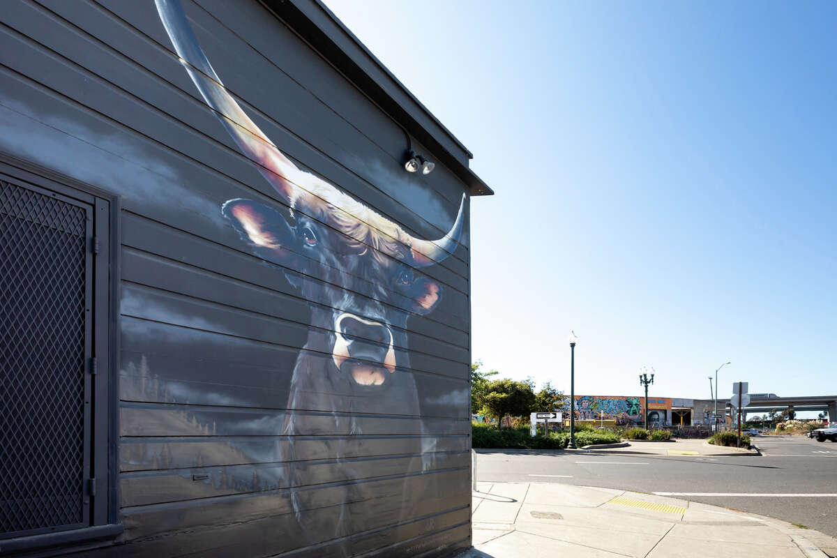 Un mural a un costado de Horn Barbecue, en Oakland. 