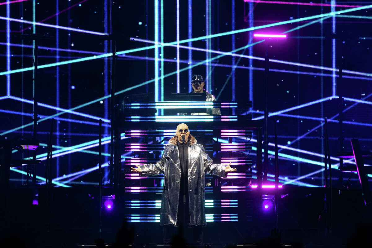 Neil Tennant, centro, y Chris Lowe de Pet Shop Boys se presentan durante el Pet Shop Boys & New Order - The Unity Tour en el Chase Center en San Francisco, California, el 12 de octubre de 2022.