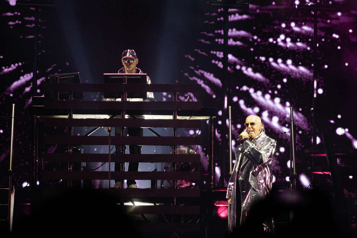 Chris Lowe, a la izquierda, y Neil Tennant de Pet Shop Boys actúan durante el Pet Shop Boys & New Order - The Unity Tour en el Chase Center en San Francisco, California, el 12 de octubre de 2022.