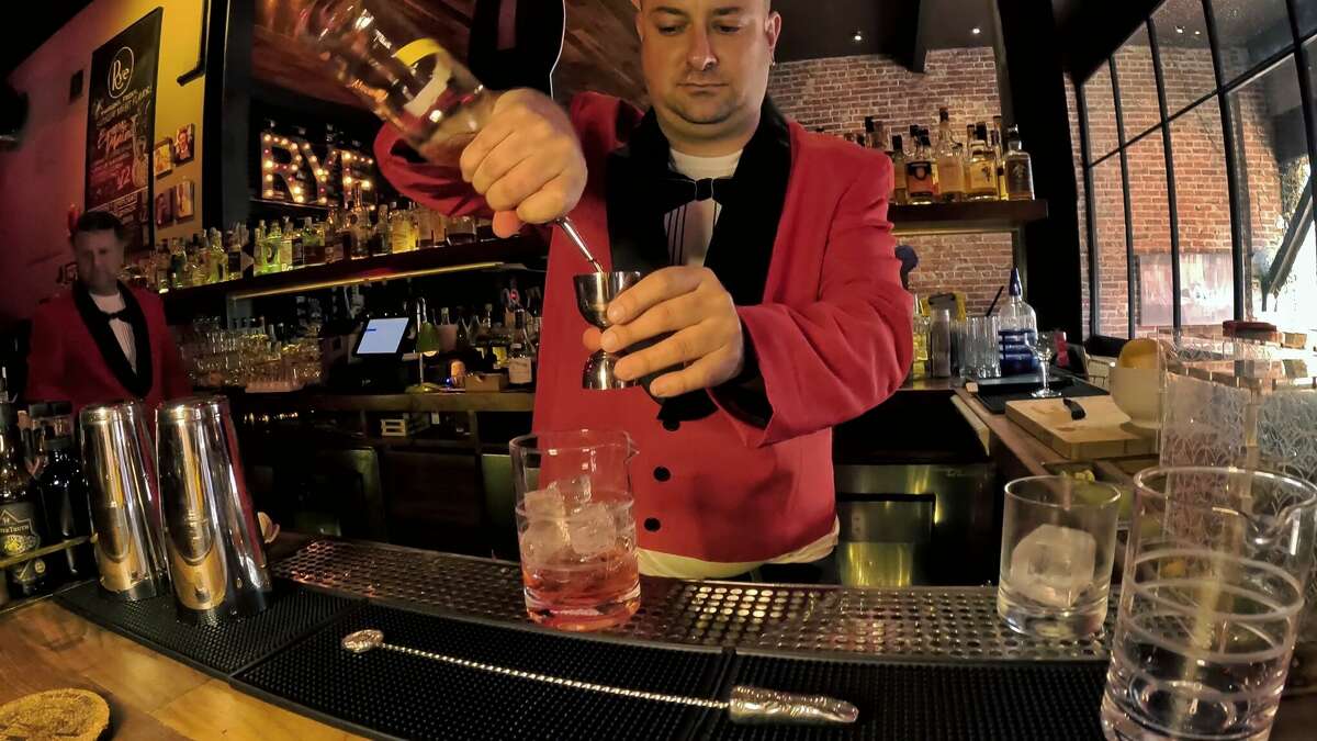 Diríjase al bar Rye para disfrutar de un menú de cócteles con el tema "El Resplandor".