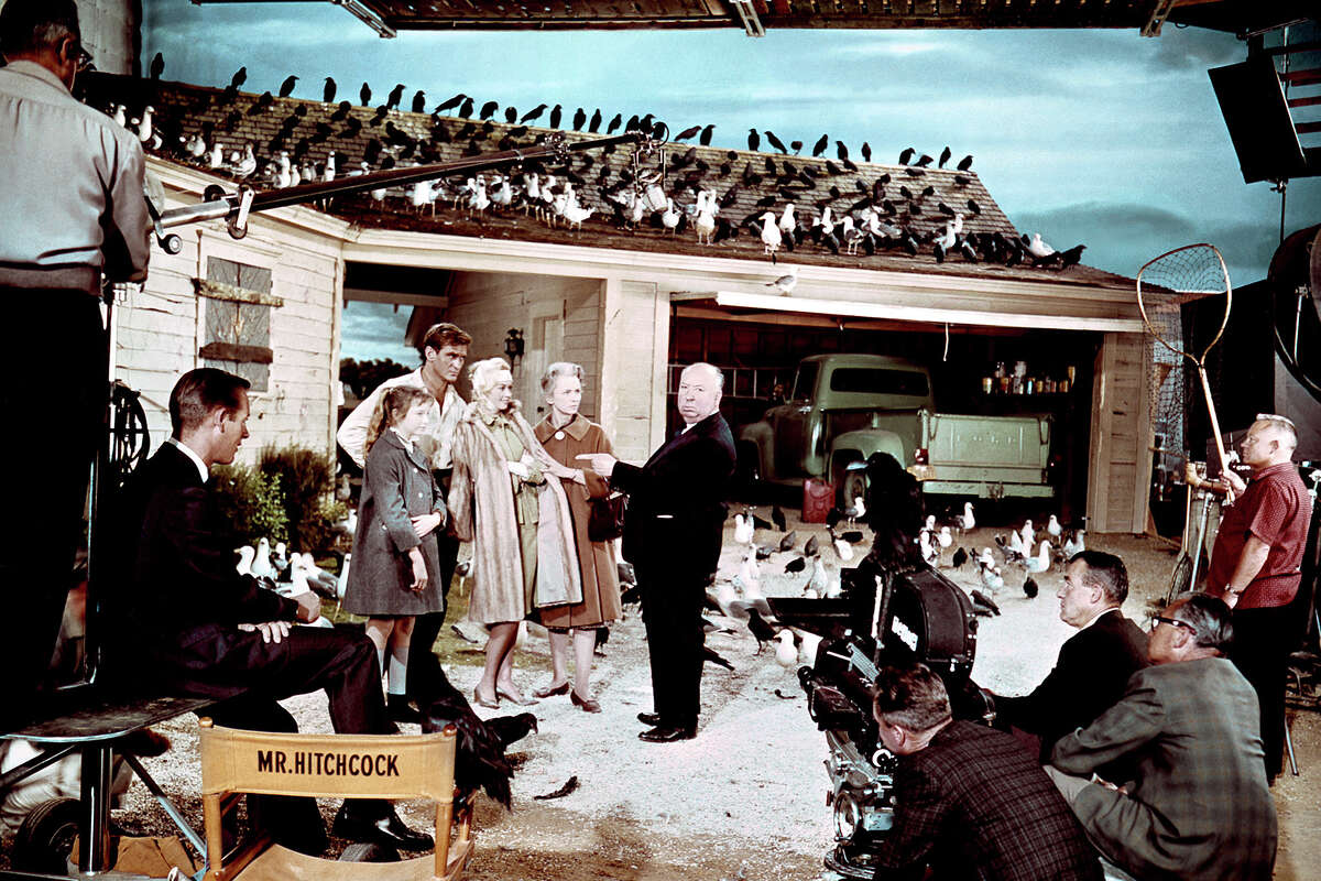 Veronica Cartwright, Rod Taylor, Tippi Hedren y Jessica Tandy se ven con el director y productor Alfred Hitchcock en el set de "The Birds".