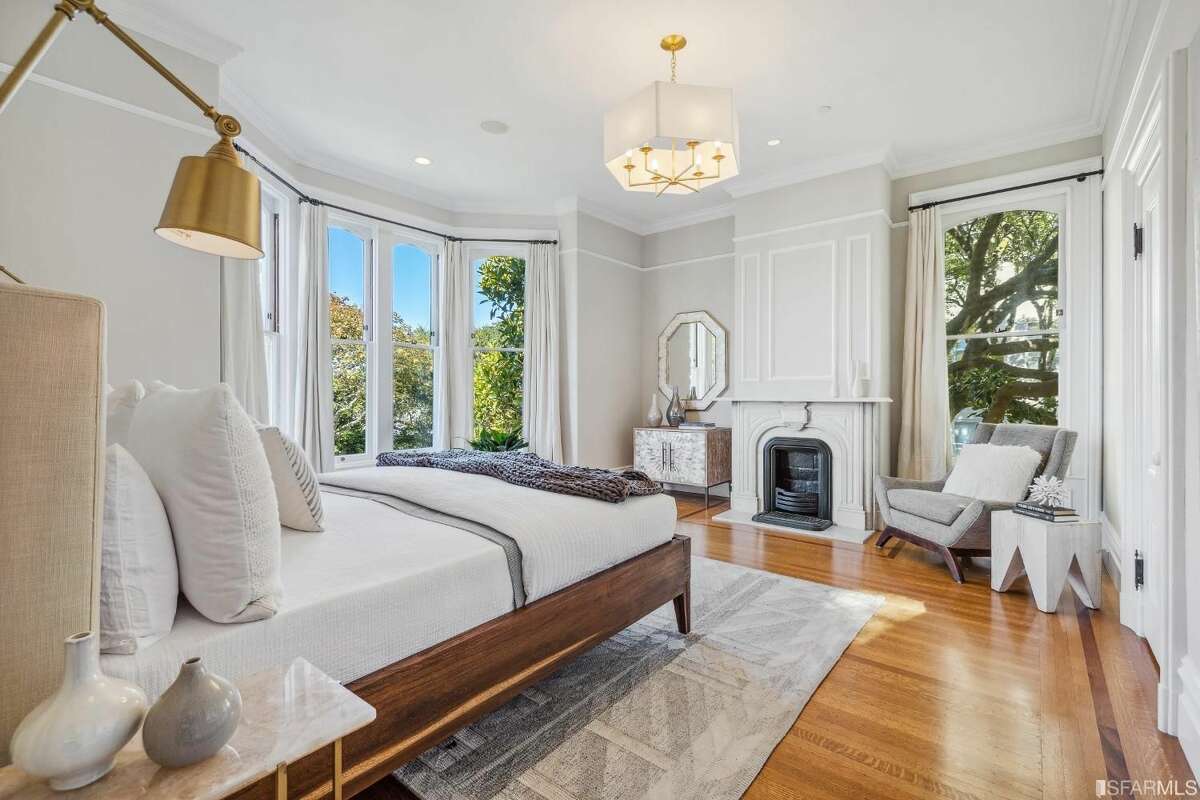 La histórica casa victoriana de seis dormitorios y cuatro baños y medio en 1772 Vallejo en San Francisco está a la venta. 