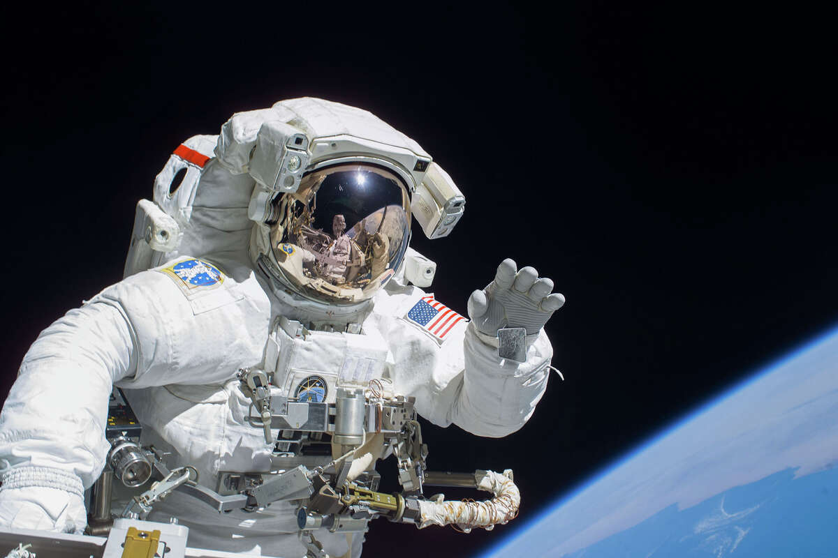 El astronauta Joseph R. Tanner, especialista de la misión STS-115, saluda hacia la cámara fotográfica digital de su colega de la caminata espacial, la astronauta Heidemarie M. Stefanyshyn-Piper mientras los dos comparten tareas de actividad extravehicular (EVA) durante la primera de las tres caminatas espaciales programadas. Los astronautas del STS-115 y los miembros de la tripulación de la Expedición 13 están uniendo esfuerzos esta semana para reanudar la construcción de la Estación Espacial Internacional.
