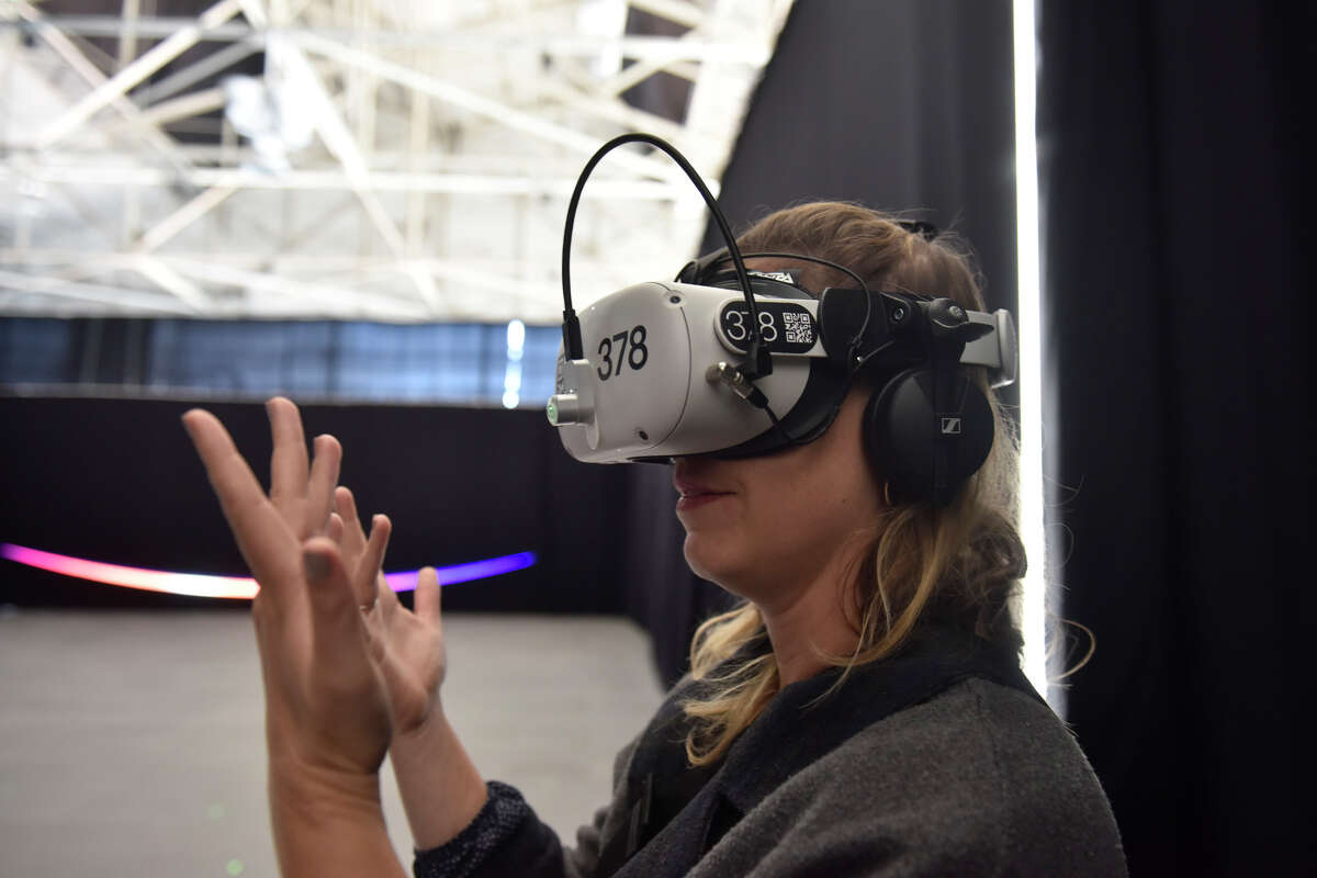 Jenna Starkey de San Francisco se prueba los auriculares VR en "The Infinite", una experiencia espacial inmersiva que actualmente se encuentra dentro del Craneway Pavilion en el paseo marítimo de Richmond.