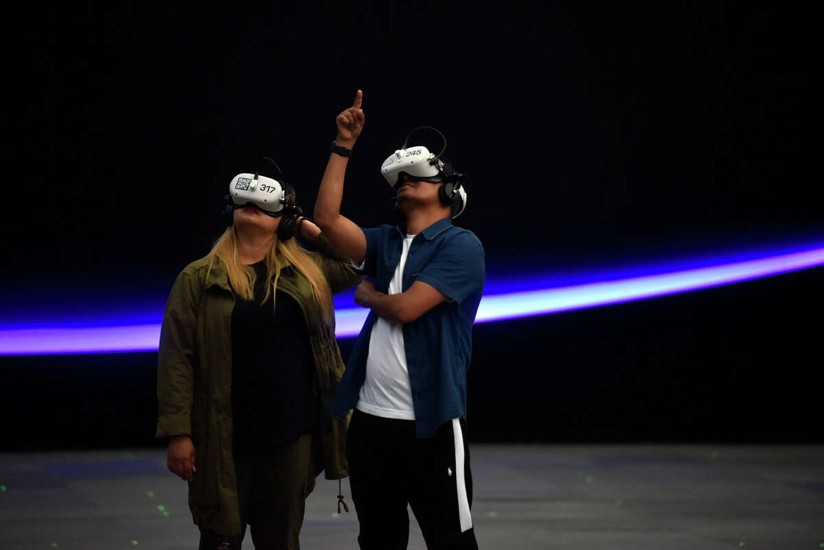 Los asistentes exploran el espacio virtual dentro del Craneway Pavilion en Richmond como parte de "The Infinite" el 13 de octubre.