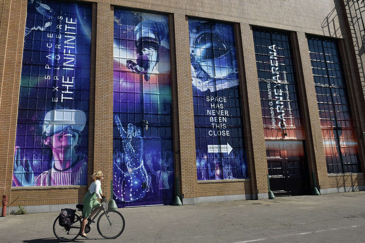 Un anuncio en el exterior del Craneway Pavilion en Richmond anuncia "The Infinite", una experiencia espacial inmersiva que actualmente se encuentra en el interior.