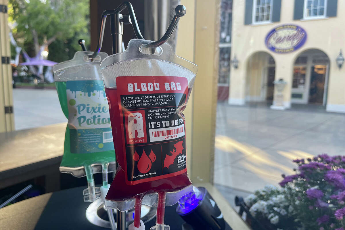 Un cóctel de bolsas de sangre en el Blood Bank Bar.