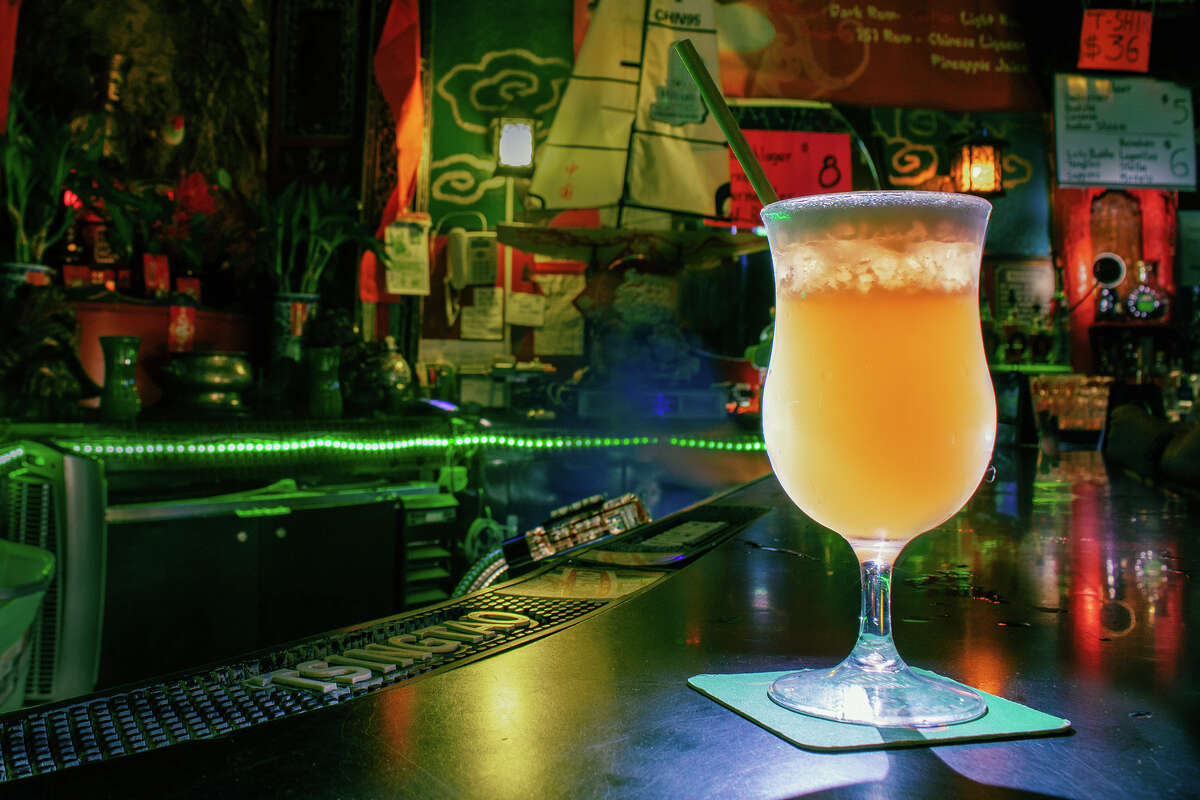 El clásico mai tai encabeza la lista de bebidas exclusivas en el histórico Li Po Cocktail Loiunge de Chinatown en San Francisco, como se vio temprano en la noche del viernes 23 de septiembre de 2022.