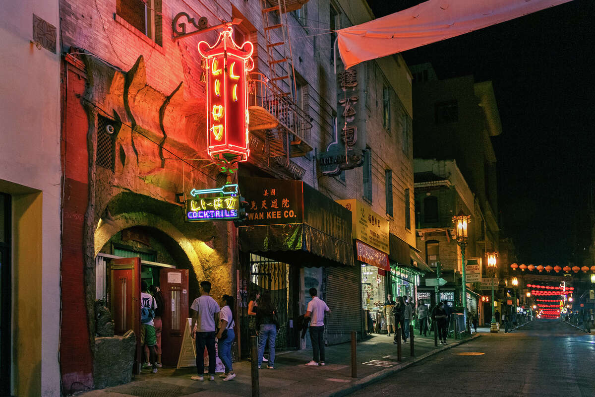 Li Po Cocktail Lounge se encuentra en el corazón de Chinatown en 916 Grant Avenue desde que abrió sus puertas en 1937.