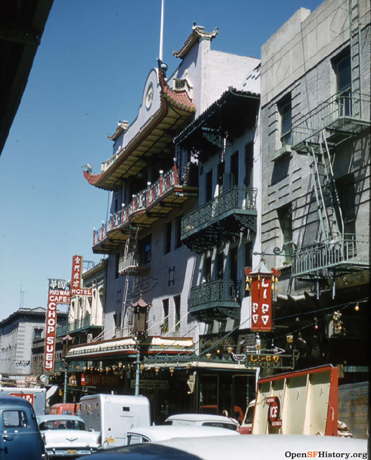 Grant Avenue en Chinatown, alrededor de 1957, con una vista de Li Po Cocktail Lounge, abajo a la derecha.