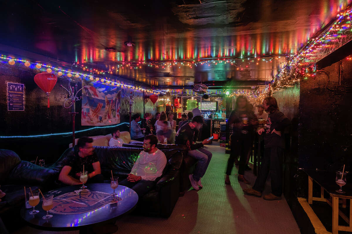 La espaciosa sala de la planta baja atrae multitudes como una atracción adicional de fin de semana en el Li Po Cocktail Lounge de Chinatown, en San Francisco, el sábado 24 de septiembre de 2022.