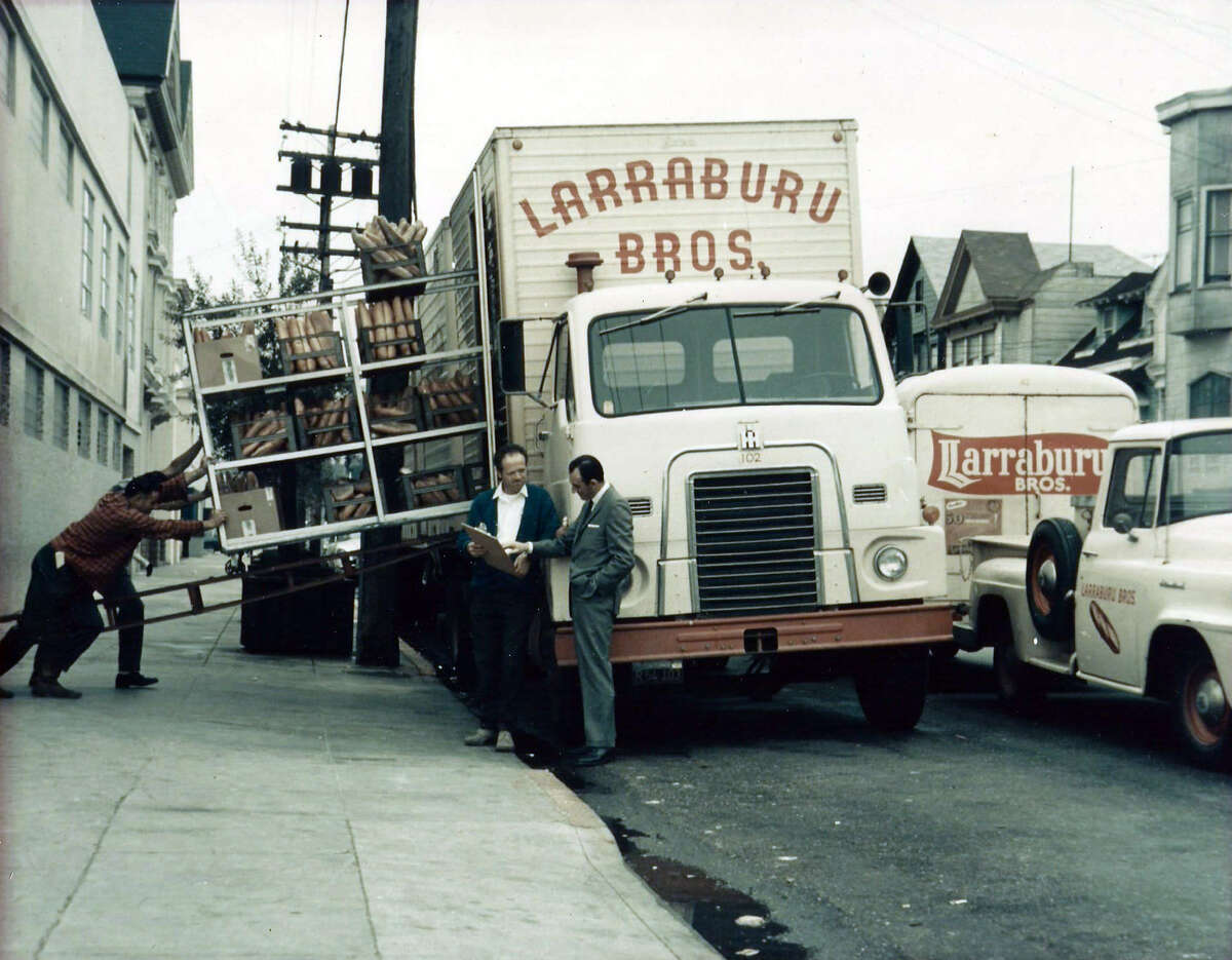 Una foto histórica de un camión de reparto de Larraburu Bros. cargado con pan en San Francisco. 