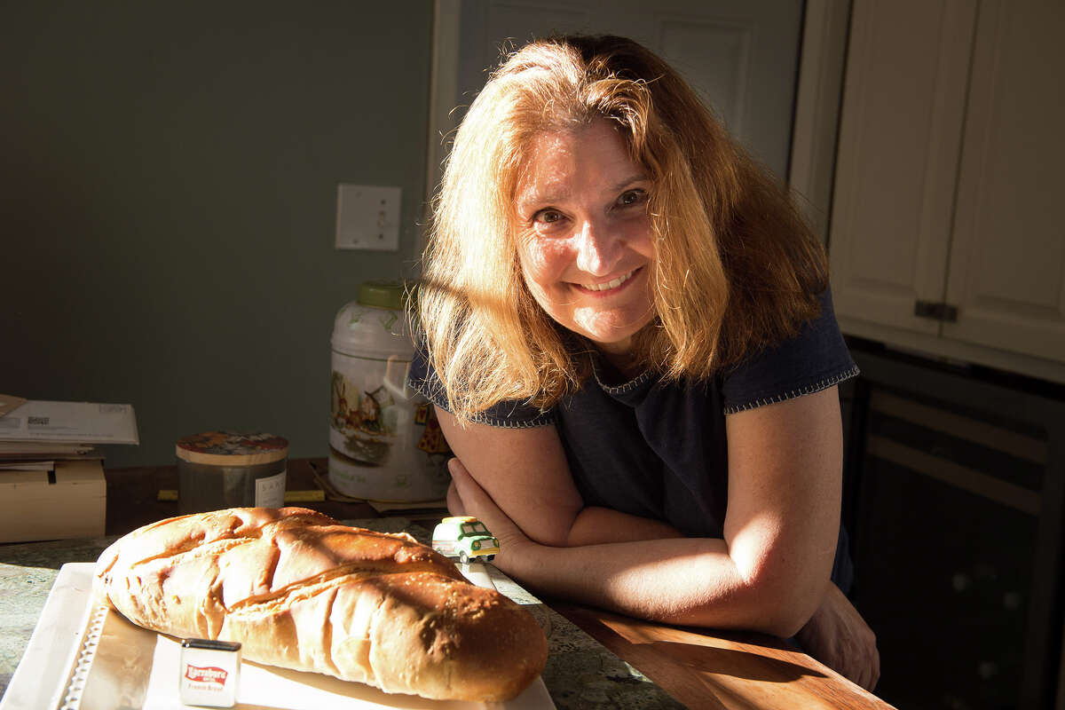 Julia Lavaroni en casa con una de las hogazas de pan, recién descongeladas, hechas por el chef Ben Baker de Austin, Texas, quien afirma tener un iniciador de masa fermentada que desciende del iniciador original de Larraburu. 