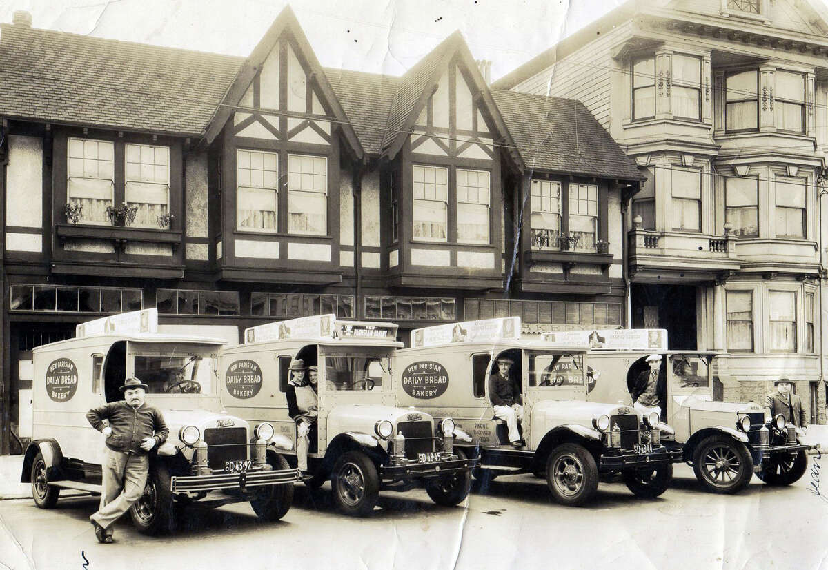 Una imagen histórica de camiones de reparto alineados fuera de Larraburu Bakery en San Francisco.