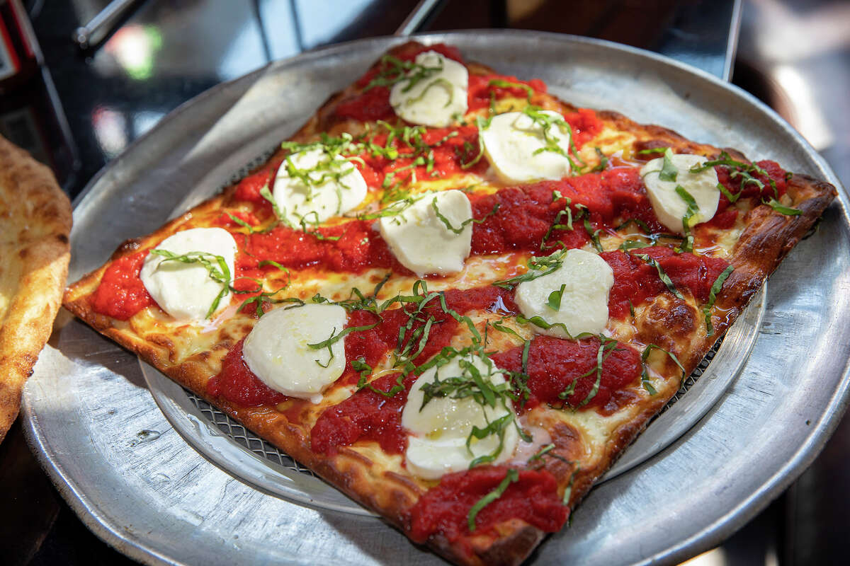 Una pizza al estilo de la abuela en Tony's Pizza Napoletana en San Francisco, California, el 18 de octubre de 2022. El propietario Tony Gemignani fue reconocido recientemente en una competencia de la mejor pizza del mundo.