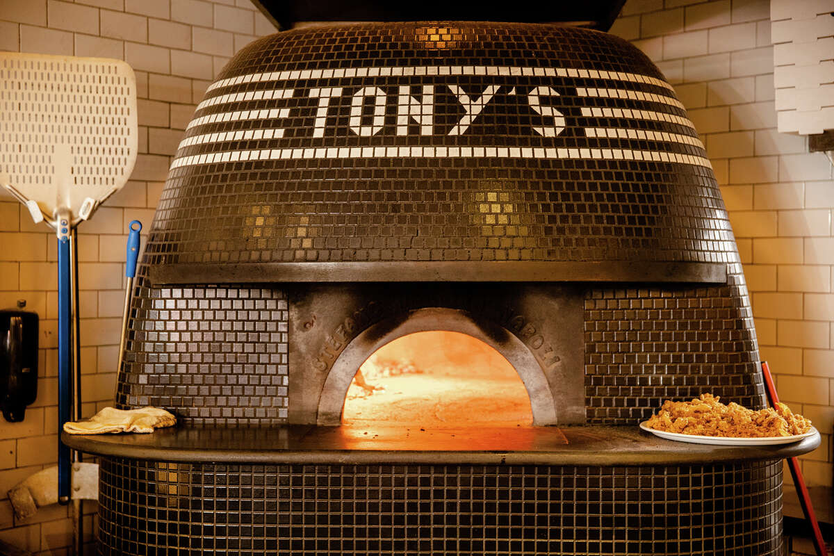 La vista del horno de leña en Tony's Pizza Napoletana en San Francisco el 18 de octubre de 2022. El propietario Tony Gemignani fue reconocido recientemente en el ranking de las mejores pizzas del mundo.